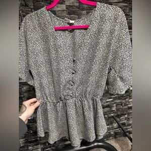 Black and Tan Patterned Blouse 🖤